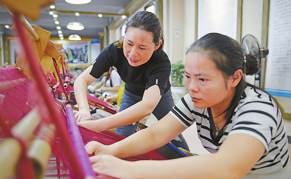 学习织锦技艺提升就业能力