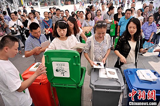 中国垃圾分类刚刚起步 亟待找到归属的废旧电池