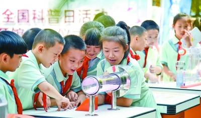 石家庄市桥西区实验小学的同学们在科普日活动现场探寻声驻波的秘密。新华社发