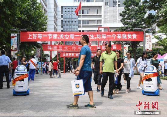 资料图：“机器人”助考生智能选择学校。中新社记者 张勇 摄