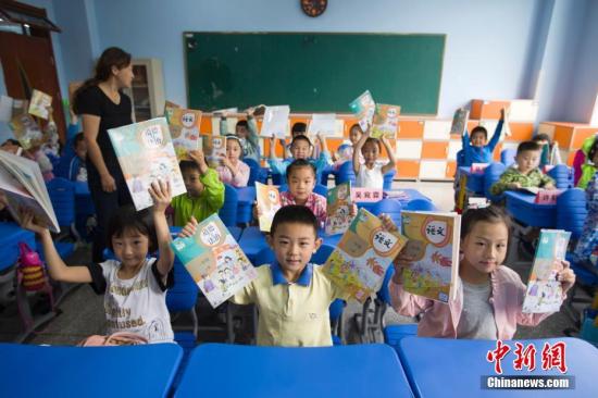 2017年9月1日，中国教育部统一组织新编的义务教育《道德与法治》、《语文》、《历史》三科教材，在中国所有地区初始年级开始投入使用。张云 摄