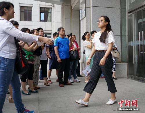 资料图：2015年6月13日，考生走出中国人民大学自主招生考试考场。2015年，中国人民大学在人文科学试验班、理科试验班(物理、化学与心理学)2个专业大类招收自主招生的考生。去年该校的自主招生考试曾暂停。中新社发 侯宇 摄